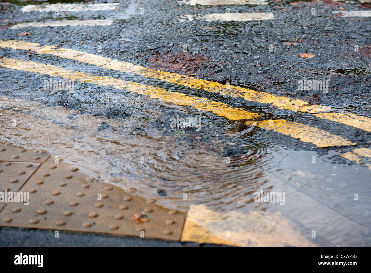 L'eau d'éclatement du tuyau principal inondations road Banque D'Images