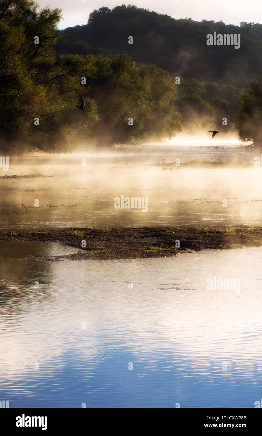 Le lever du soleil sur la rivière Krka, Slovénie. Banque D'Images