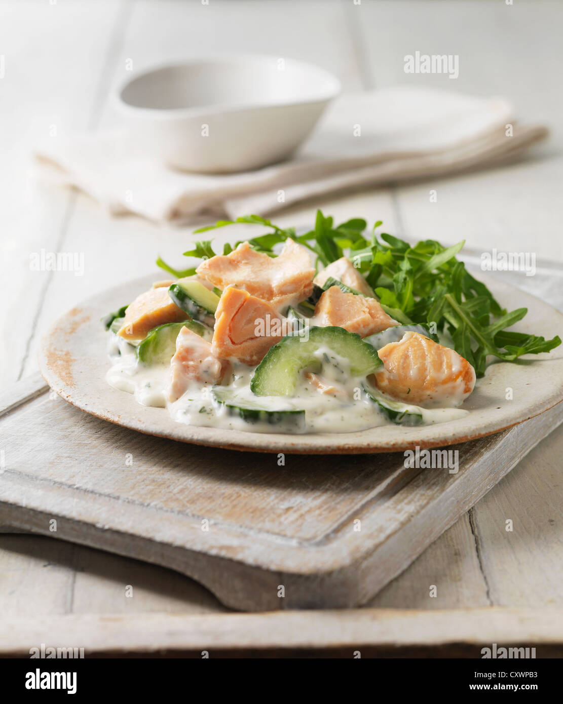 Assiette de saumon poché avec salade Banque D'Images
