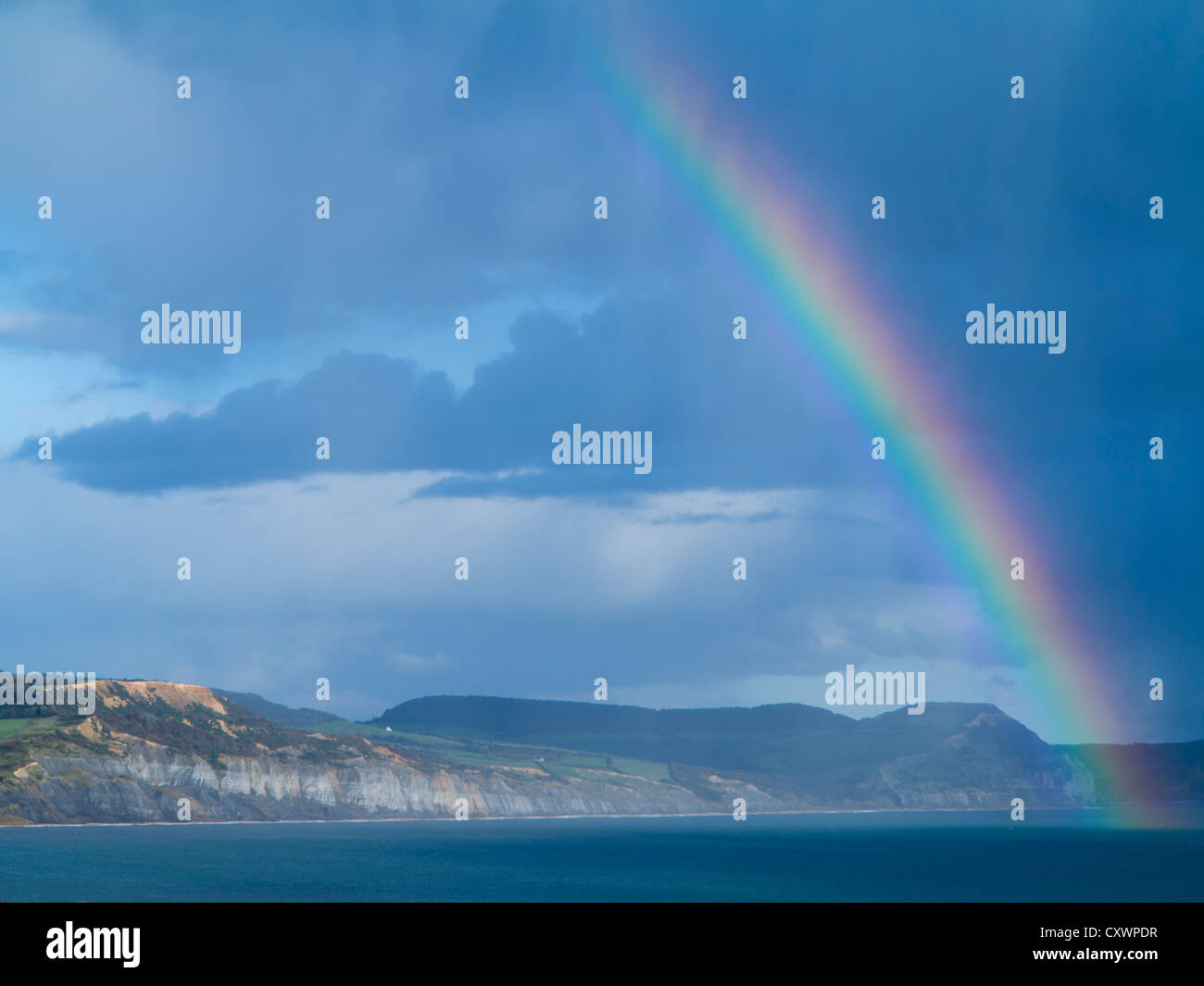 Arc-en-ciel sur la baie de Lyme, de Lyme Regis à pour Golden Cap Banque D'Images