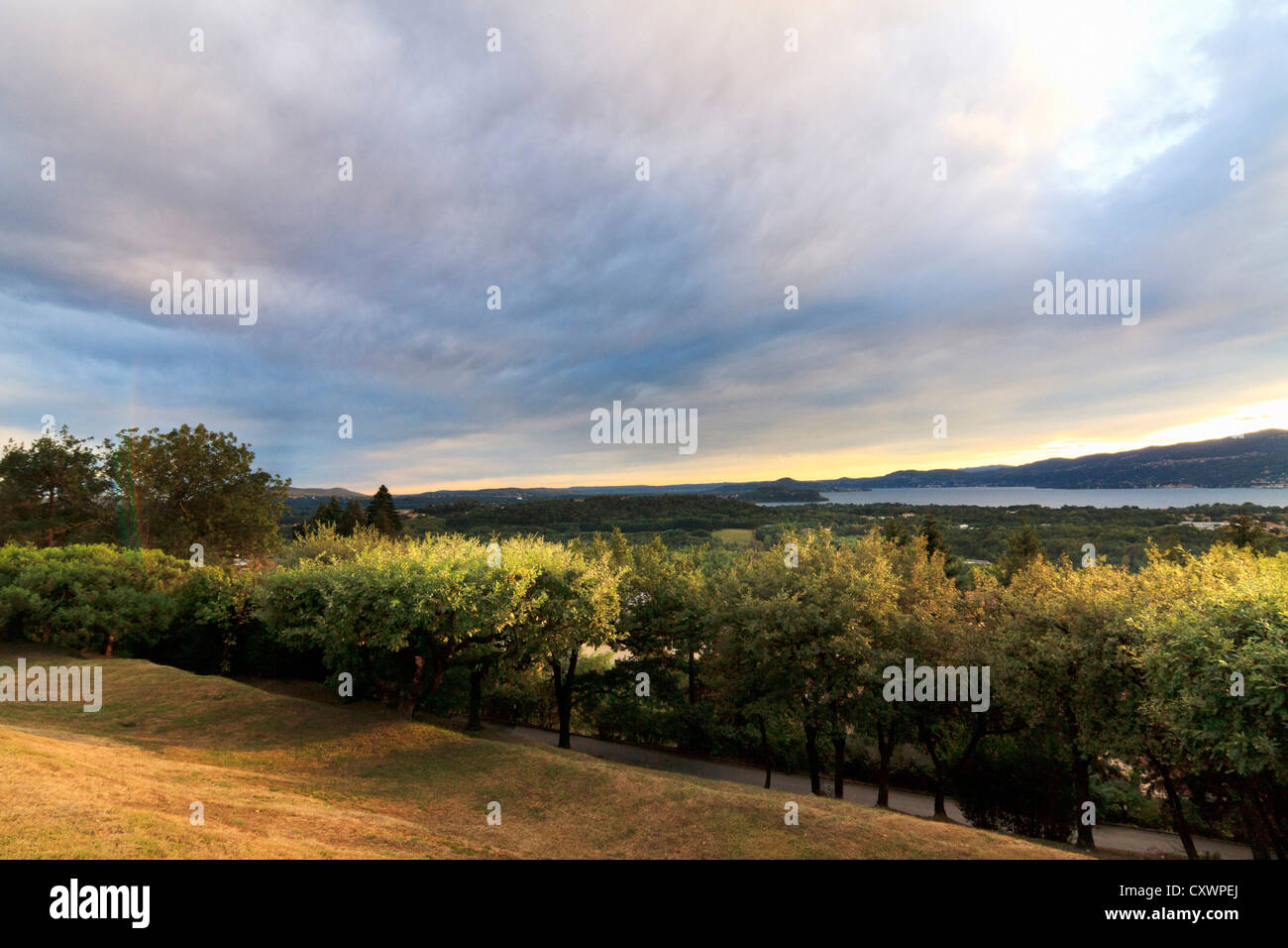 Nuages sur paysage rural Banque D'Images