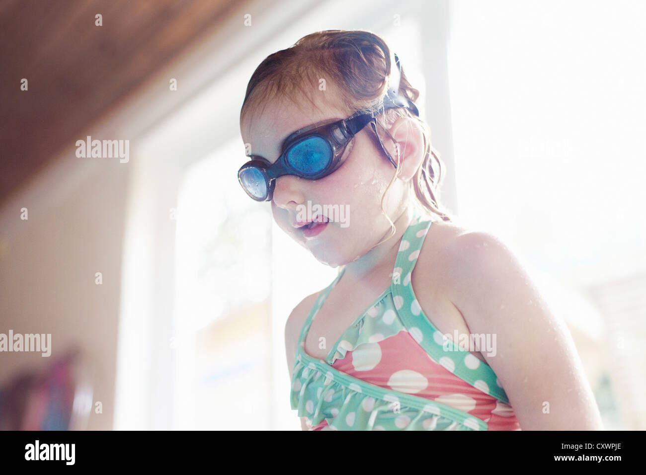 Jeune fille portant ces lunettes par extérieure Banque D'Images