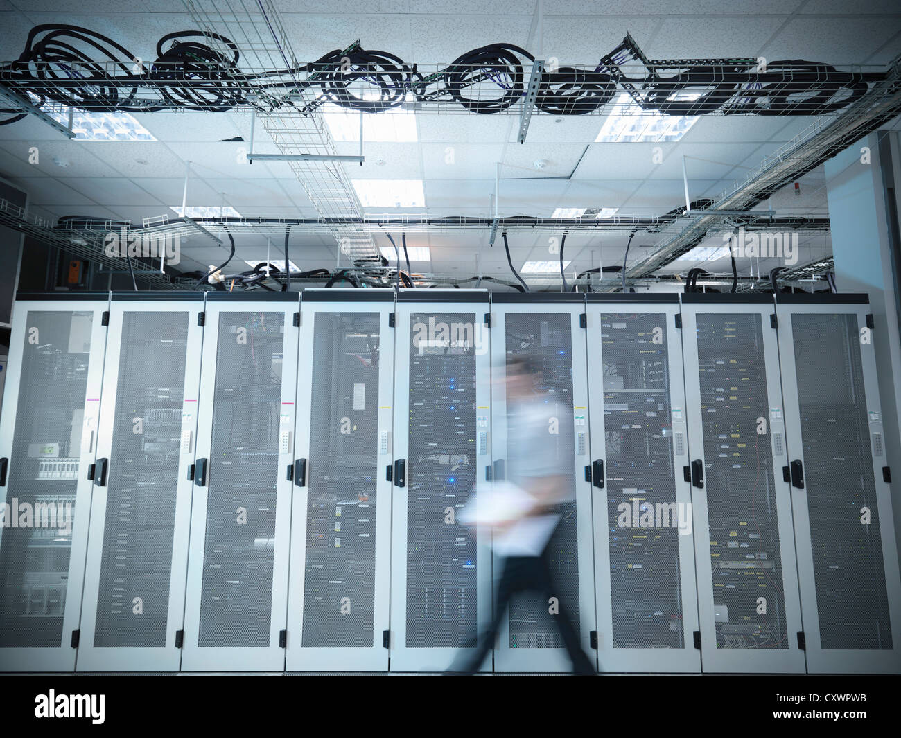 Blurred view of man in server room Banque D'Images
