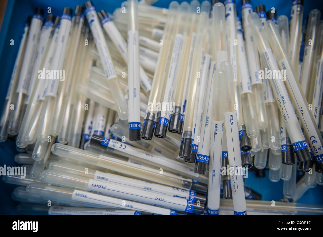 Tas de tubes de prélèvement d'ADN médico-légale Banque D'Images