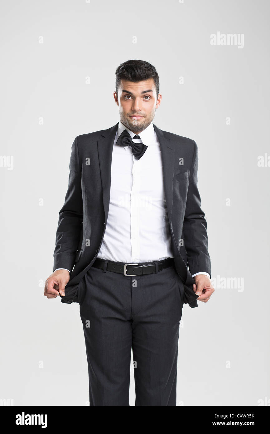 Man in tuxedo tirant en poches vides Banque D'Images Man in tuxedo tirant en poches vides Banque D'Images