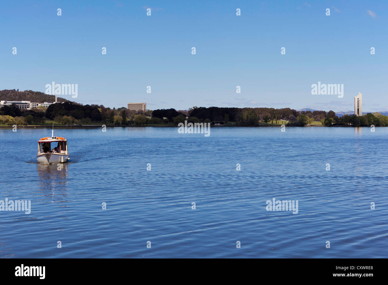 Petit bateau électrique sur le lac Burley Griffin, avec le Carillon National de l'arrière-plan, Canberra, Australie Banque D'Images