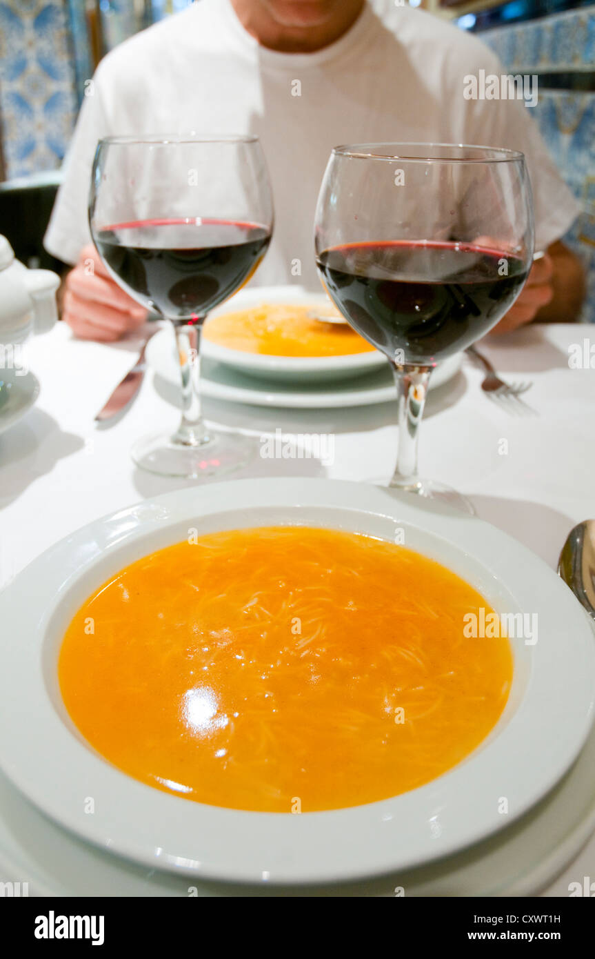 Cocido madrileño soupe. Madrid, Espagne. Banque D'Images