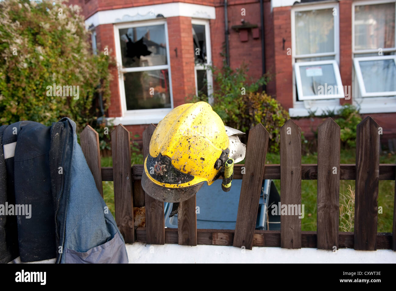 Firemans Helmet on clôture à incendie UK Banque D'Images