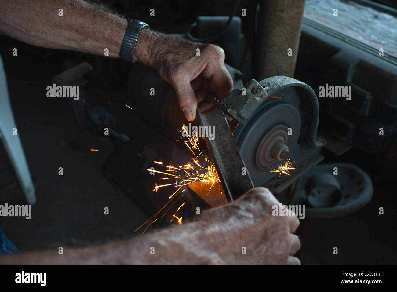 Affûtage des Man in machine shop Banque D'Images