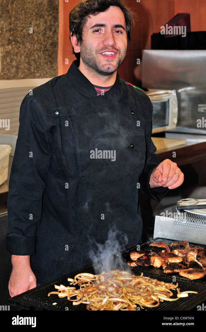 Le Portugal, Guimaraes : Chef Dinis la préparation de champignons Shitaki dans la cuisine de son restaurant végétarien "Cor de Tangerina' Banque D'Images