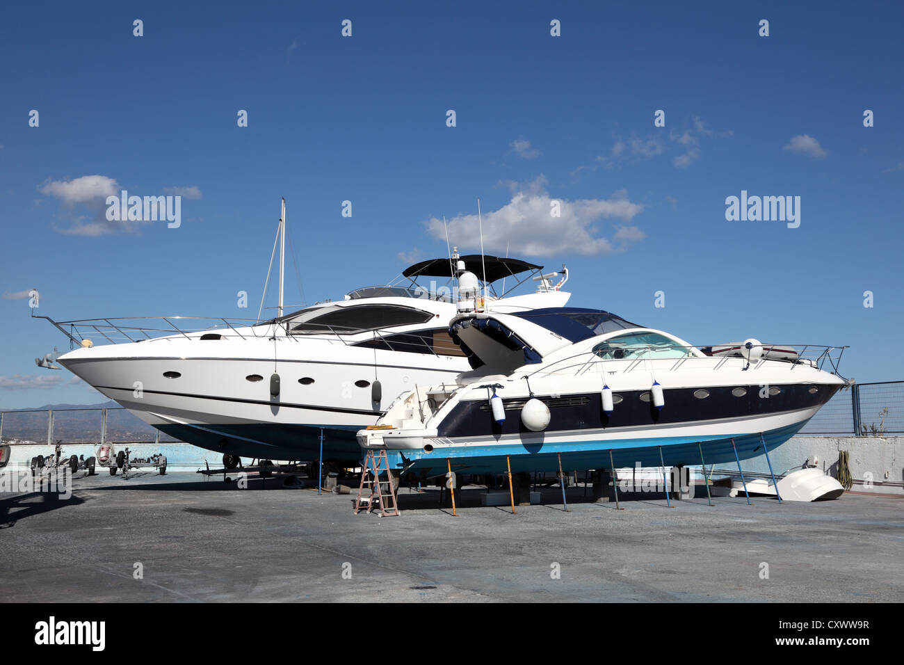 Motor yachts sous maintenance dans la cale sèche Banque D'Images
