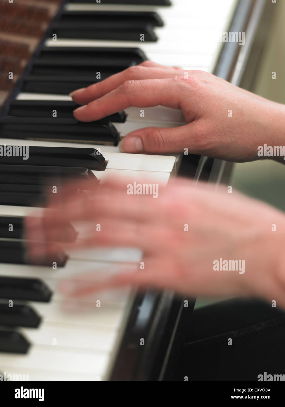 Les mains des femmes au mouvement jouant du piano keyboard Photo Stock -  Alamy