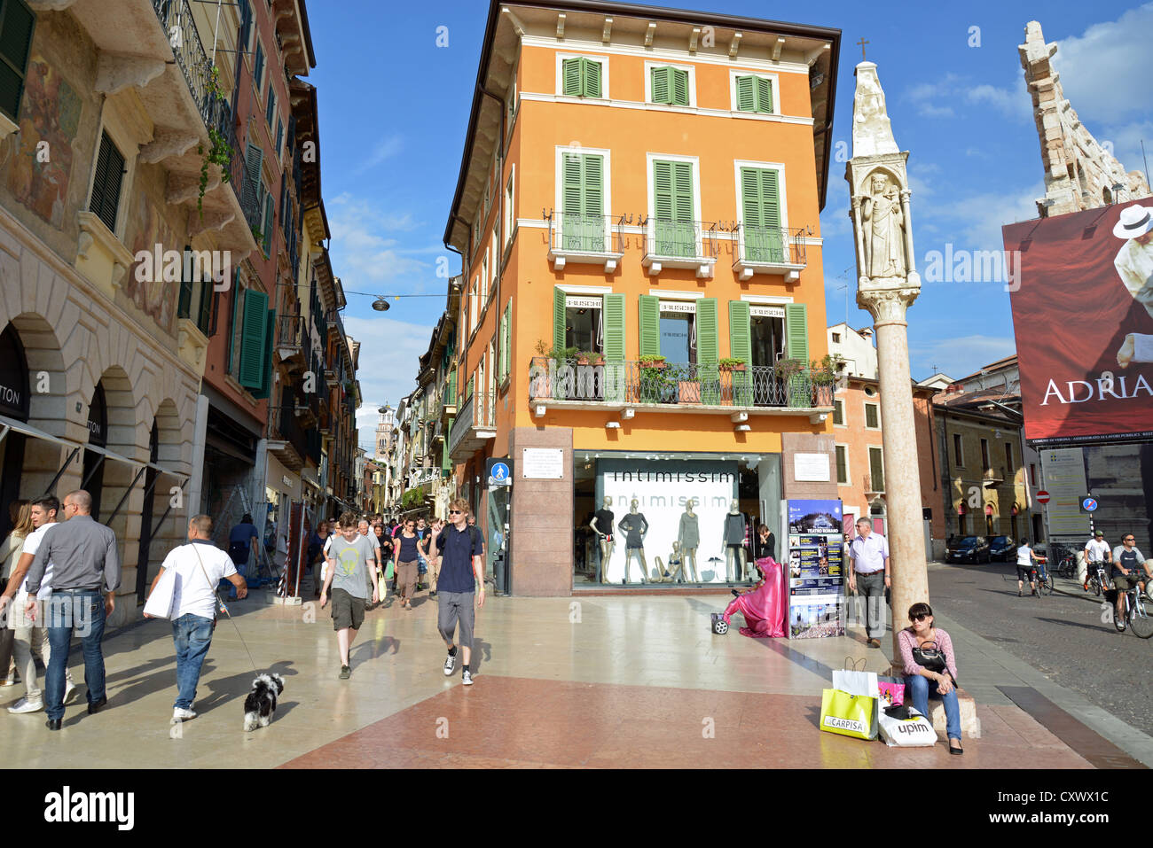 Entrée de la Via Mazzini, la Piazza Bra, Verona, Verona Province, Région du Veneto, Italie Banque D'Images