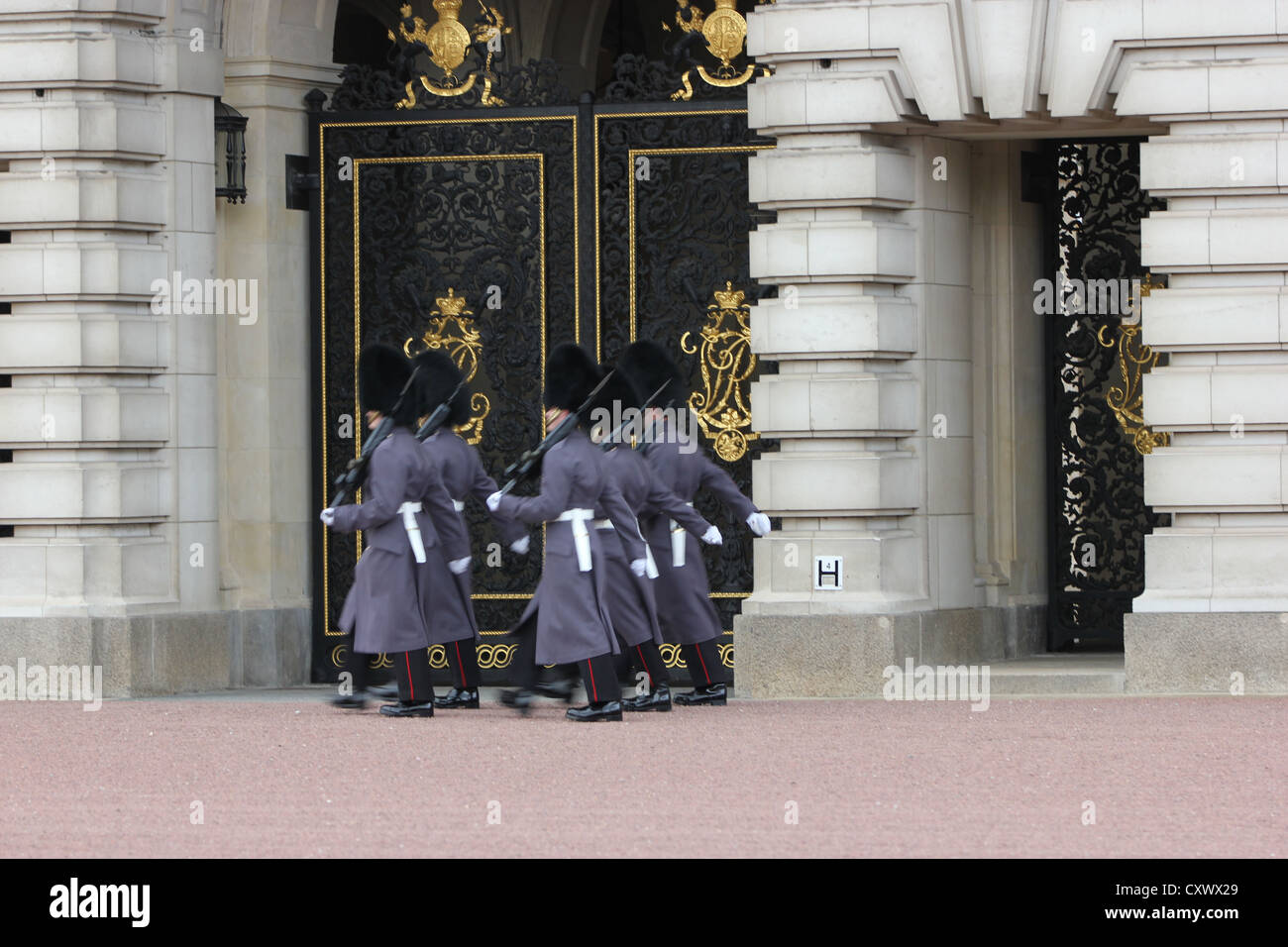 Le célèbre Changement de la Garde du palais de Buckingham, London, Londres, ville, l'Europe, le palais de Buckingham, photoarkive Banque D'Images
