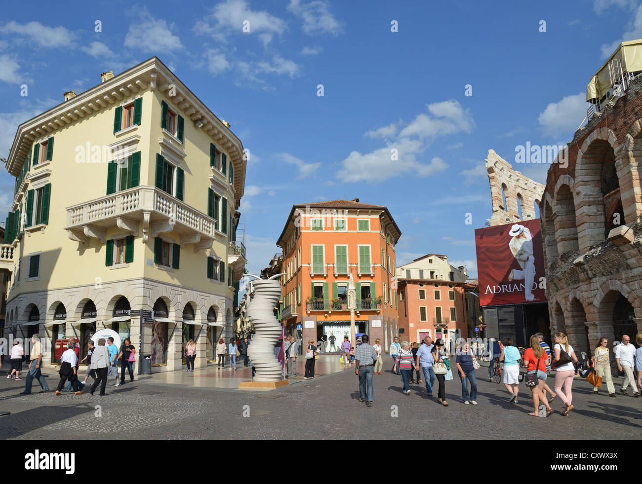 Via Mazzini à partir de la Piazza Bra, Verona, Verona Province, Région du Veneto, Italie Banque D'Images