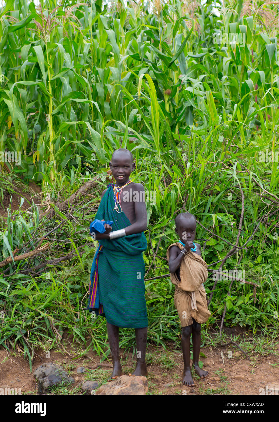 Suri Enfants dans le Koka Plantation, vallée de l'Omo, Ethiopie Banque D'Images