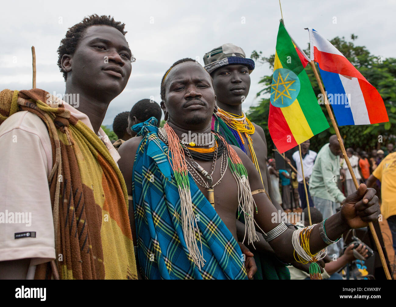 Suri Hommes tribu lors d'une cérémonie organisée par le gouvernement, Kibish, vallée de l'Omo, Ethiopie Banque D'Images