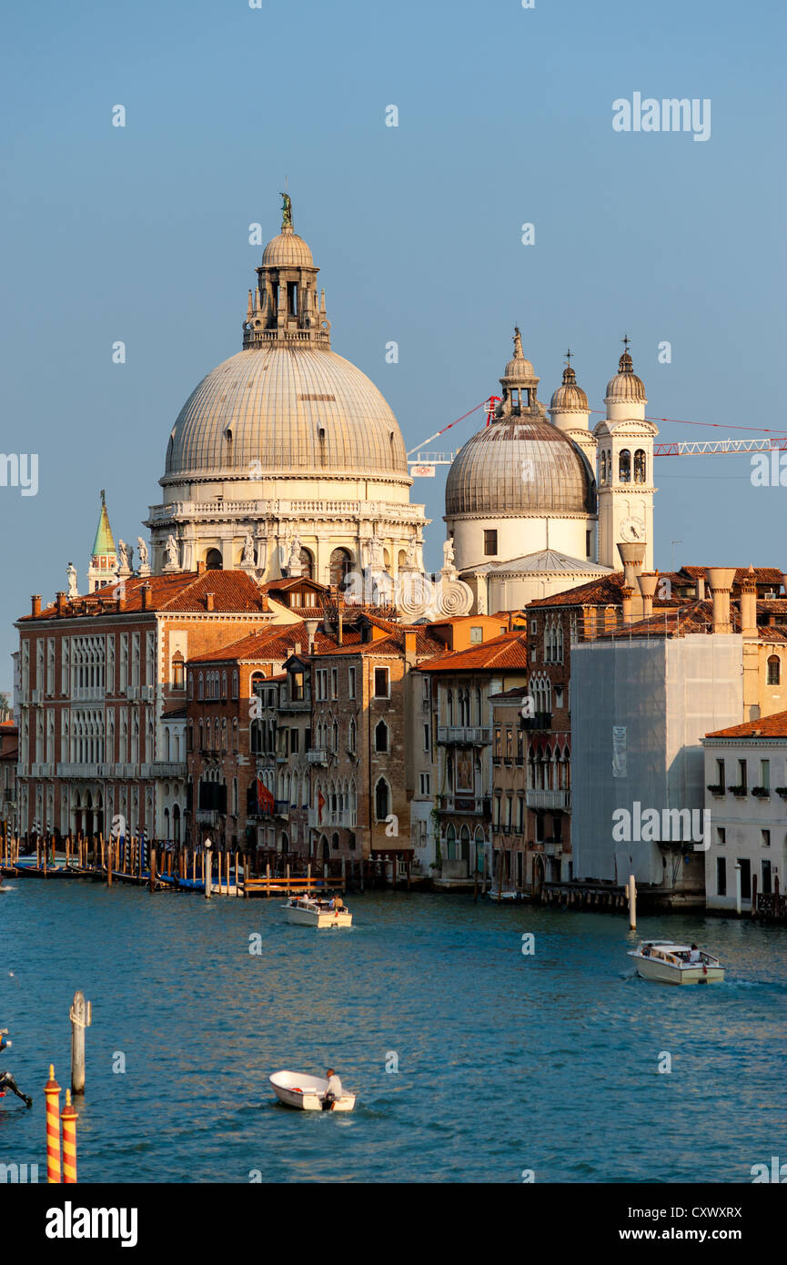 Santa Maria della Salute, vision classique de pont de l'Académie Banque D'Images