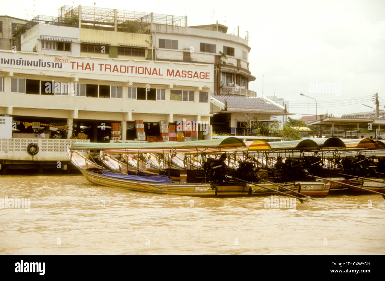 Chao Phraya,eau,bateaux taxis, les canaux d'Irrigation,transport,Barges artère vitale pour Bangkok, Thaïlande Banque D'Images