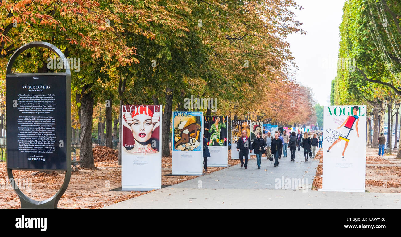 Vogue Magazine couvre les champs-Elysées, Paris, France en automne Banque D'Images