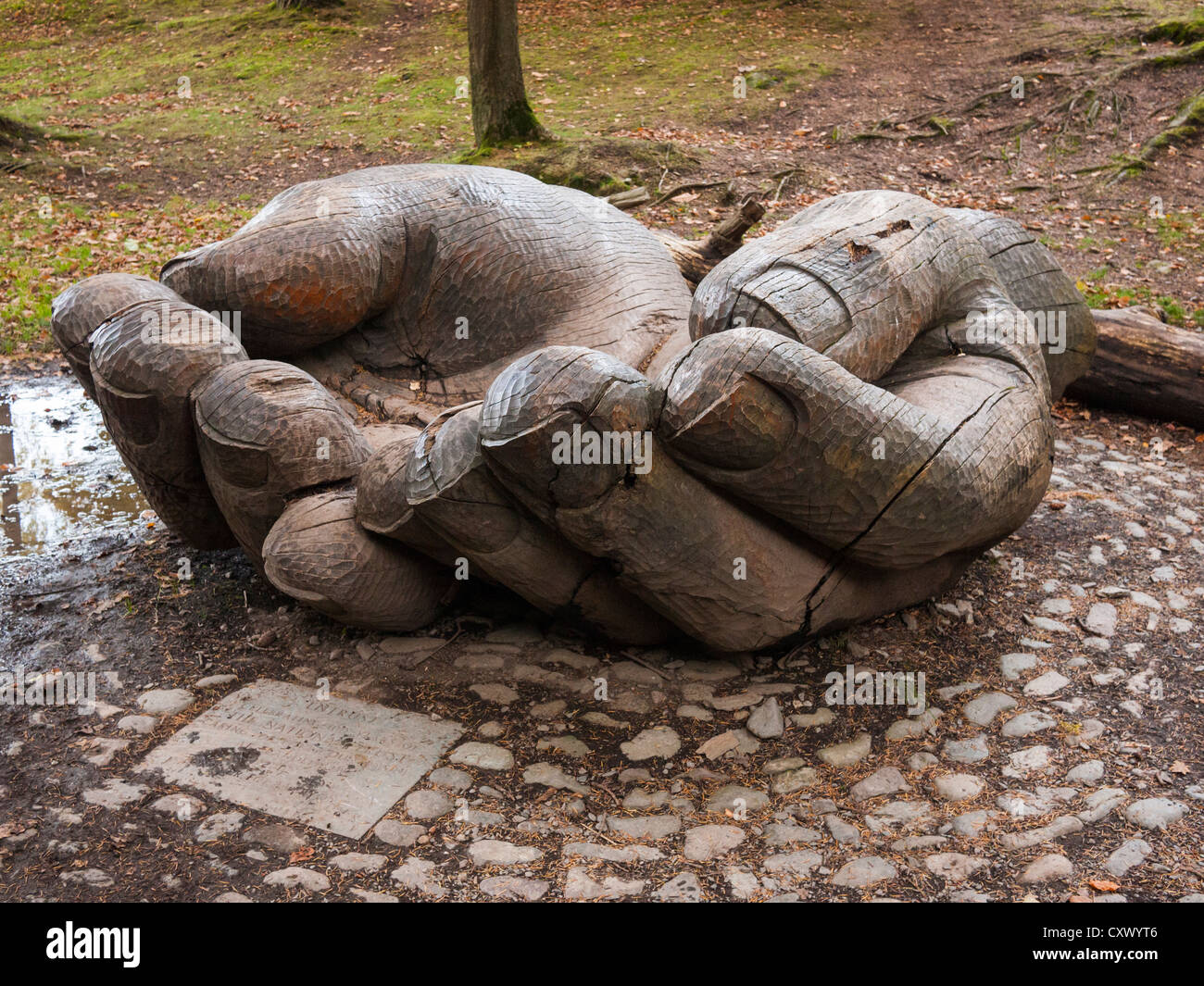 Les mains de chêne sculpture au National Trust Brandelhow Park près de Keswick, Cumbria, Angleterre. Banque D'Images