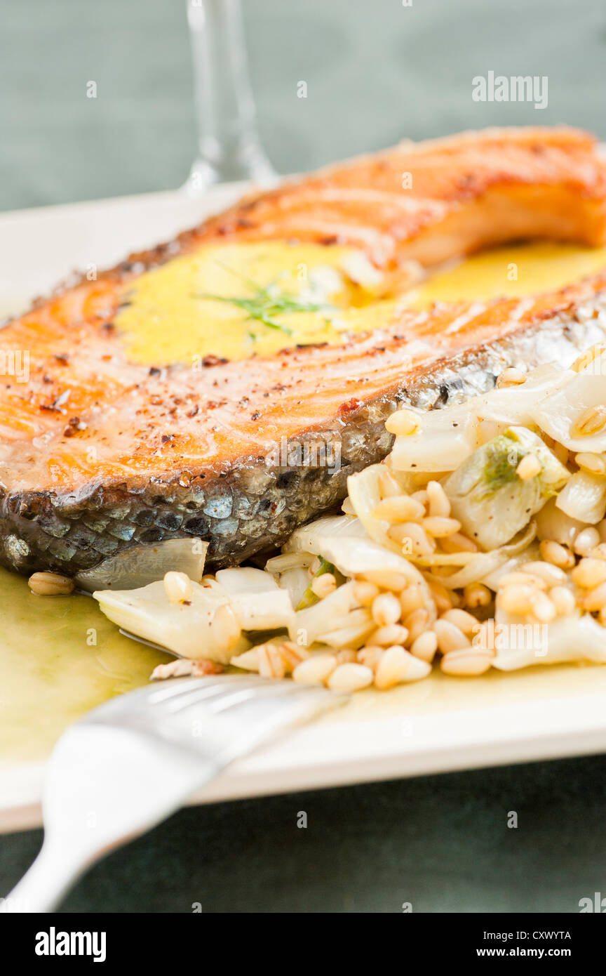 Repas de fruits de mer avec saumon poêlé, boulgour, le fenouil et l'aïoli Banque D'Images