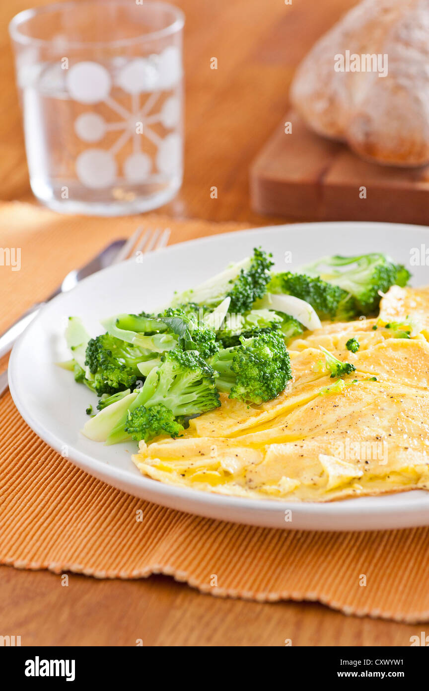 L'alimentation saine, de l'omelette oeufs biologiques avec le brocoli cuit dans un bateau à vapeur Banque D'Images