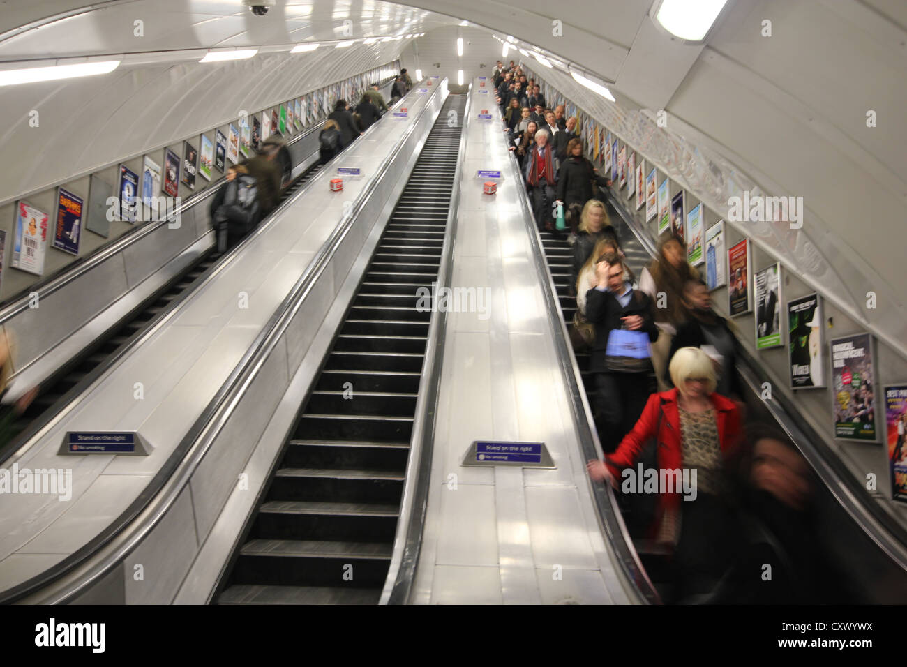 Londres, Angleterre, Royaume-Uni, tube, escalier, escalier, les gens de descendre sur l'escalier, escaliers mécaniques Banque D'Images