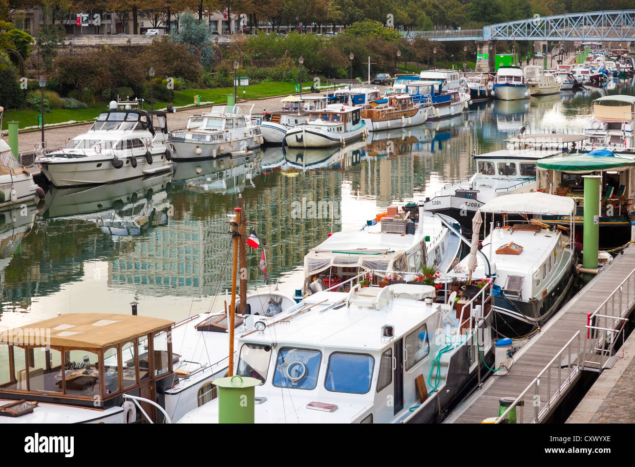 Bateaux sur le Canal Saint-Martin, Paris, France Banque D'Images