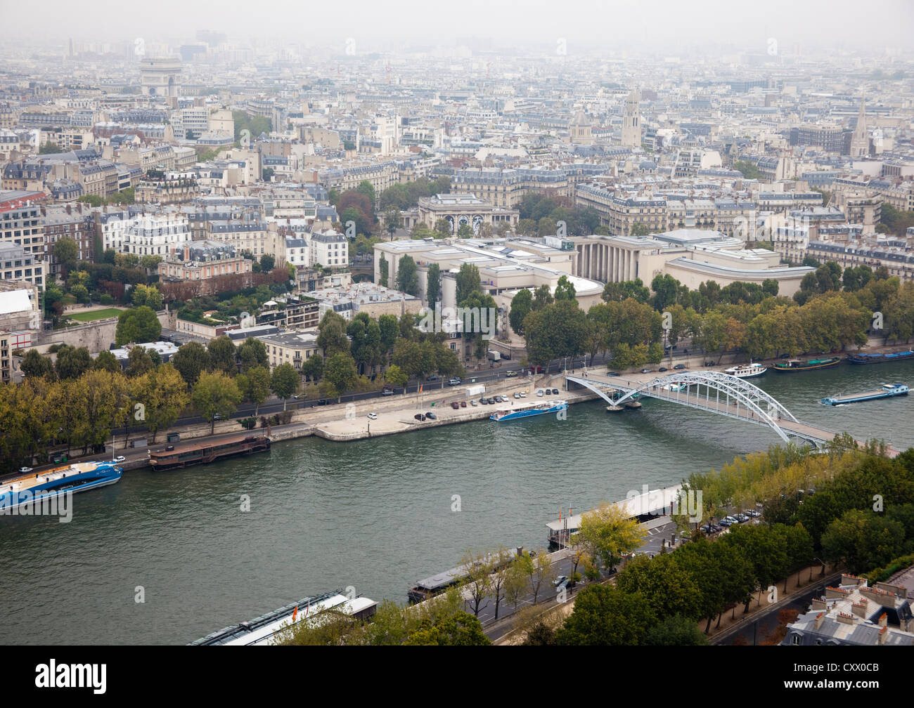 Vue de la Tour Eiffel, Paris, France avec la passerelle Debilly passerelle sur la Seine Banque D'Images