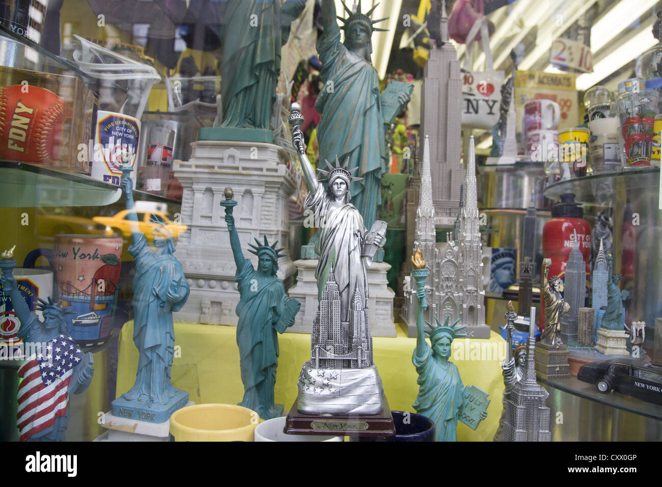 Vitrine d'un magasin de souvenirs sur la 5e Avenue à New York. Banque D'Images