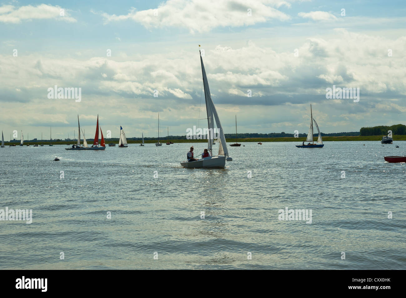 Bateau à voile à Aldeburgh sur l'estuaire de l'Adle Banque D'Images