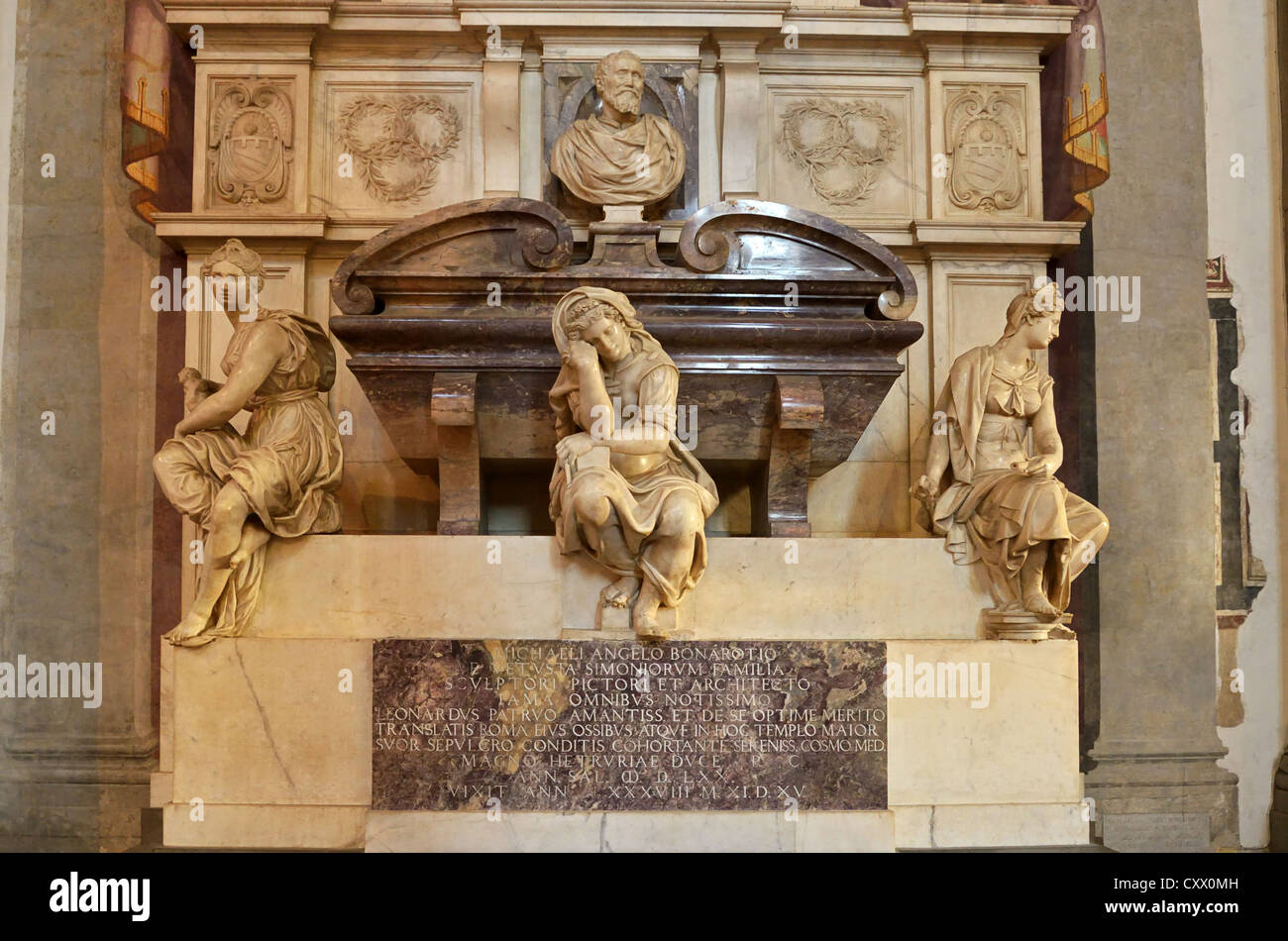 Le tombeau de Michel-Ange Buonarroti dans la basilique Santa Croce, Florence, Italie. Il est mort à Rome le 18 février. 1564, 8 ans Banque D'Images
