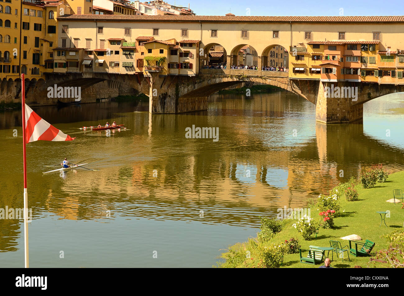Le Ponte Vecchio, ou Vieux Pont, de l'autre côté de la rivière Arno, à Florence (Firenze), Italie construit 1345 Banque D'Images