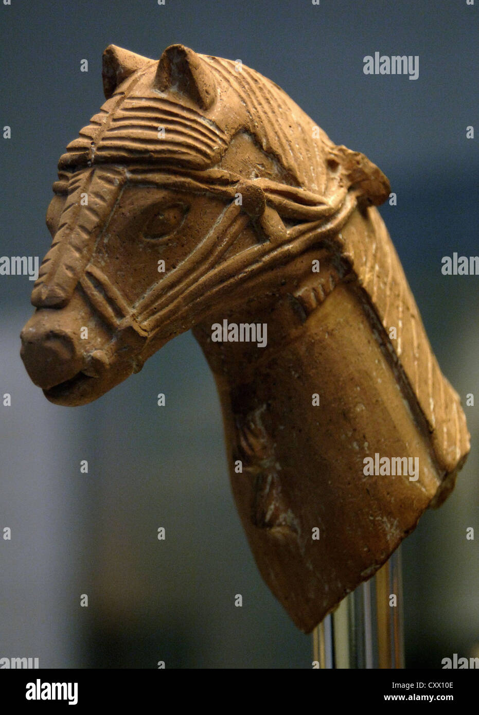Tête de cheval porte un harnais, partie d'une grande figure d'un cheval et le cavalier. Terre cuite. 600-500 BC. Fait à Chypre. Banque D'Images