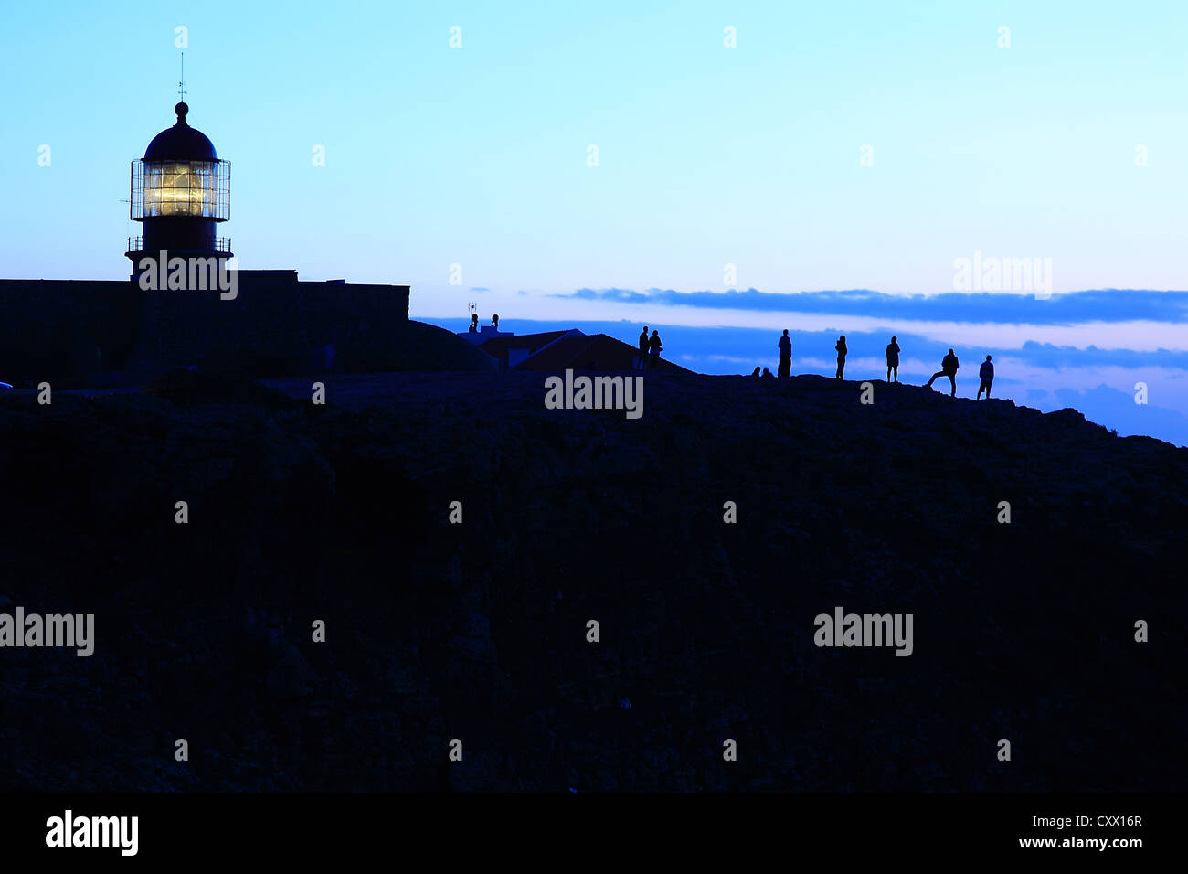 En regardant le coucher de soleil au cap Saint Vincent phare, Algarve, Portugal Banque D'Images