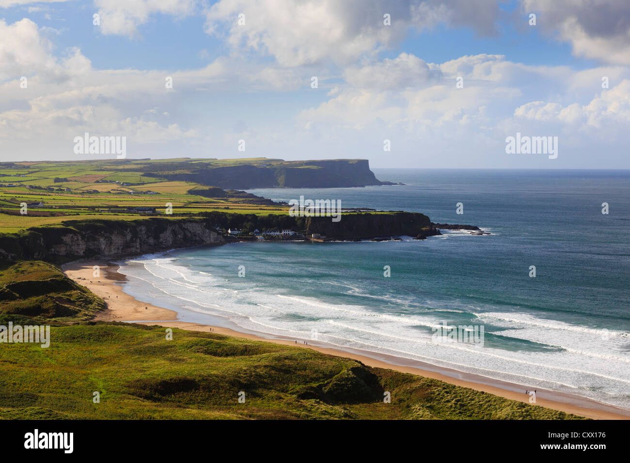 Vue sur le village de Portbradon, la plage et la côte rocheuse depuis la route côtière de Causeway au-dessus de White Park Bay Co Antrim Irlande du Nord Royaume-Uni Banque D'Images