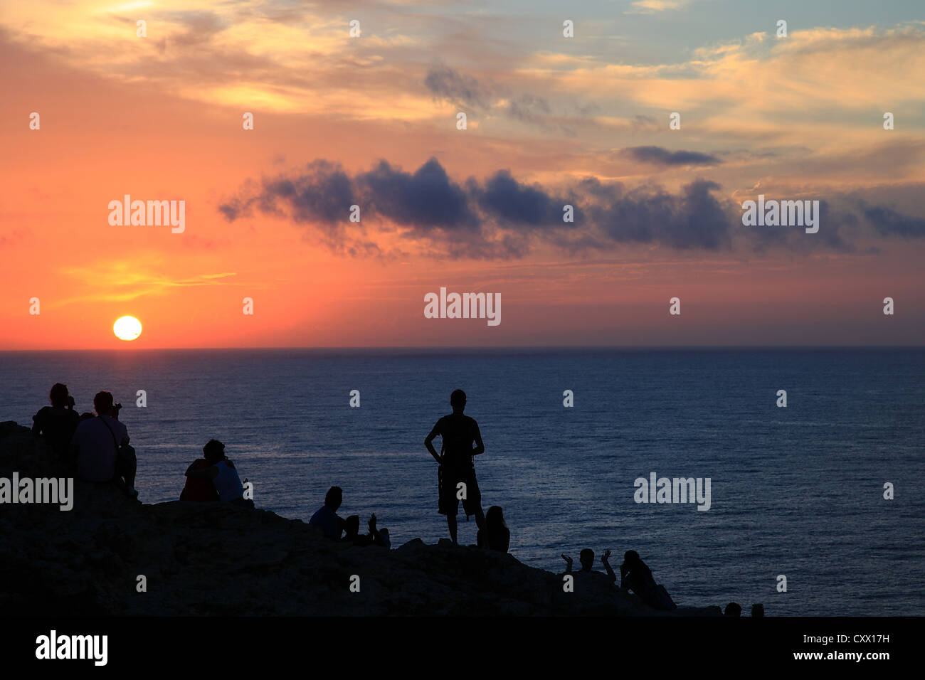 En regardant le coucher de soleil au cap Saint Vincent, Algarve, Portugal Banque D'Images