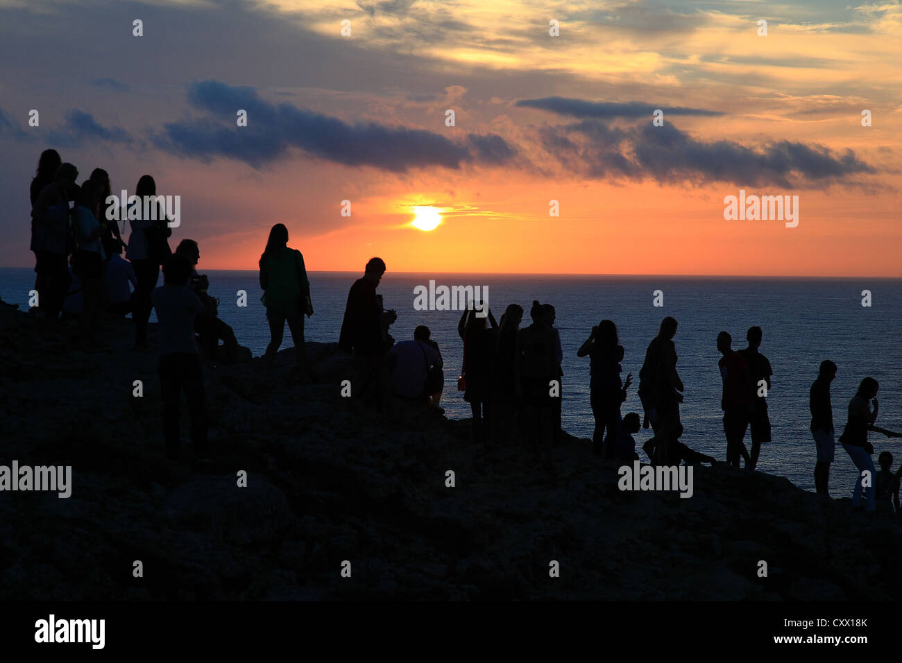 En regardant le coucher de soleil au cap Saint Vincent, Algarve, Portugal Banque D'Images