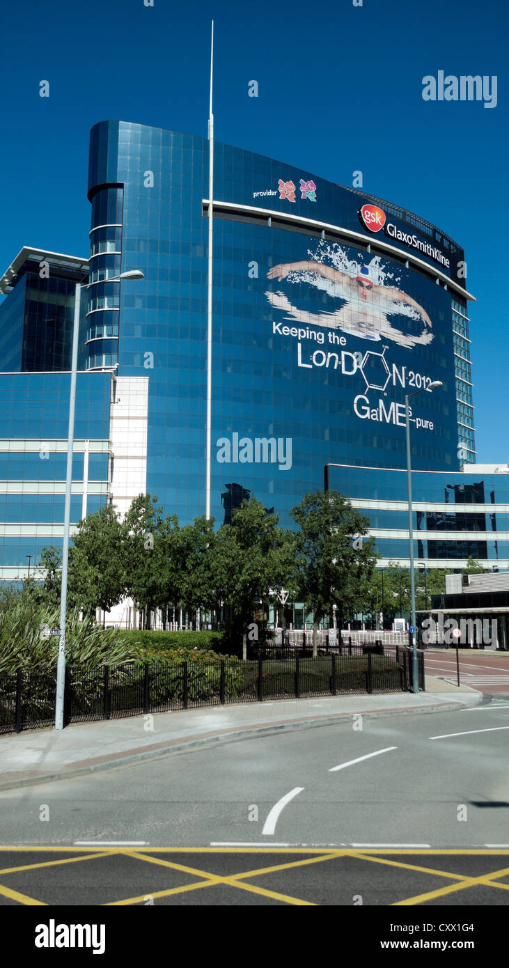 Glaxo Smith Kline bâtiment avec 2012 Campagne de publicité Sponsor Olympique Londres, Angleterre Royaume-uni KATHY DEWITT Banque D'Images