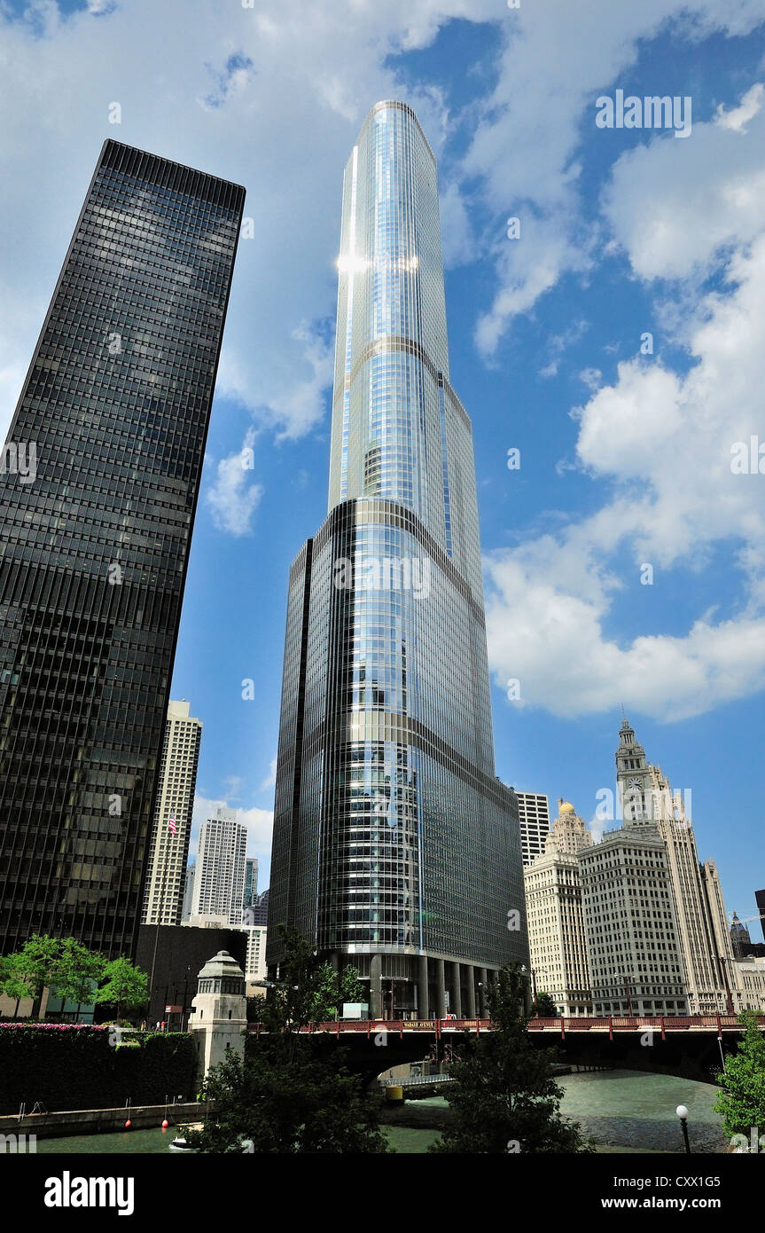 Trump Tower qui pèse sur la rivière Chicago. Banque D'Images