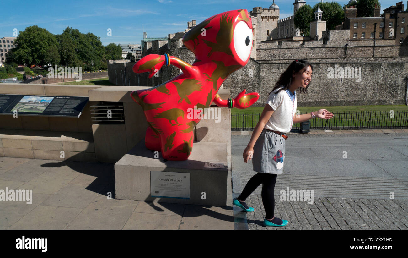 Tourist posant avec les corbeaux Wenlock près de la Tour de Londres pendant les Jeux Olympiques de 2012 South Bank de Londres, Angleterre, RU Banque D'Images