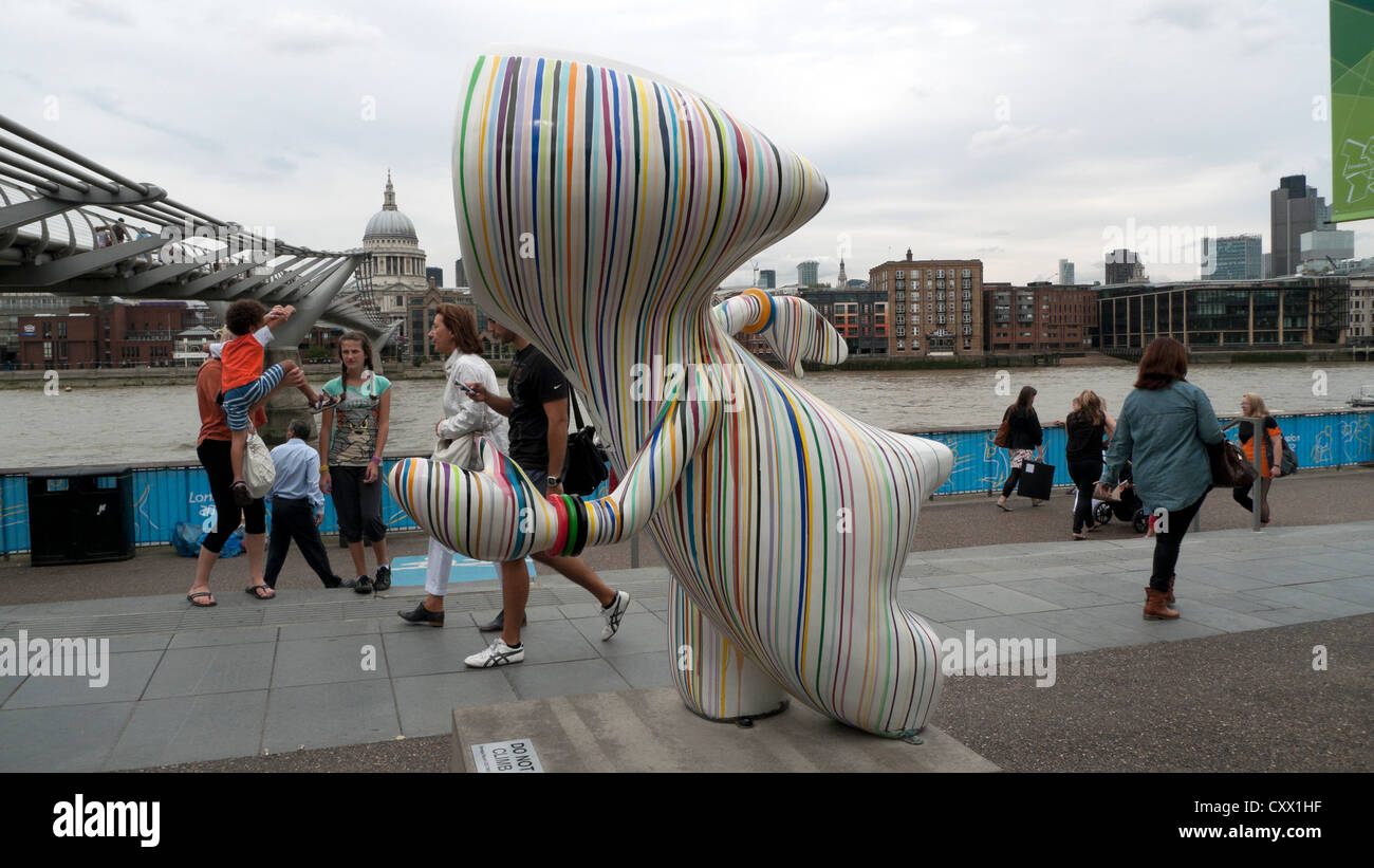 Wenlock Arty près de la Tate Modern Art Gallery au cours des Jeux Olympiques de 2012 South Bank de Londres, Angleterre, RU KATHY DEWITT Banque D'Images