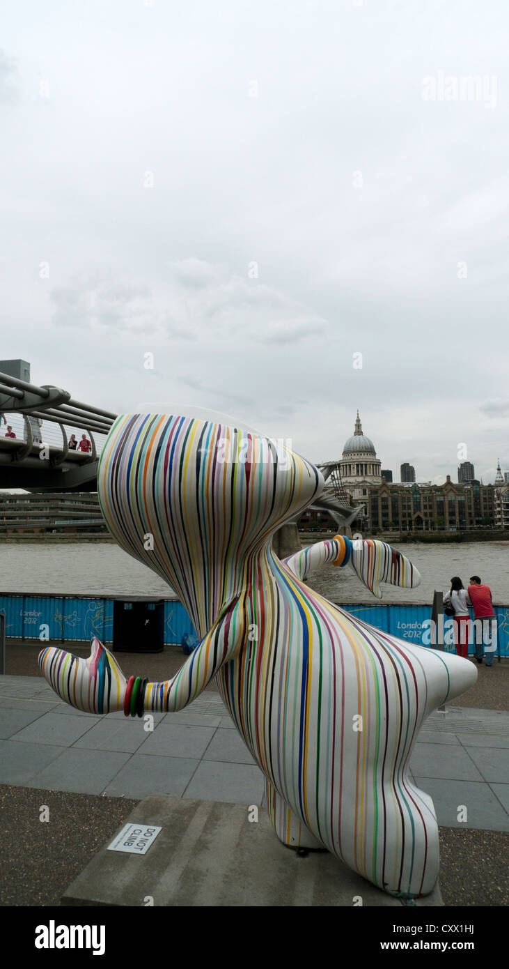 Wenlock Arty près de la Tate Modern Art Gallery au cours des Jeux Olympiques de 2012 South Bank de Londres, Angleterre, RU Banque D'Images