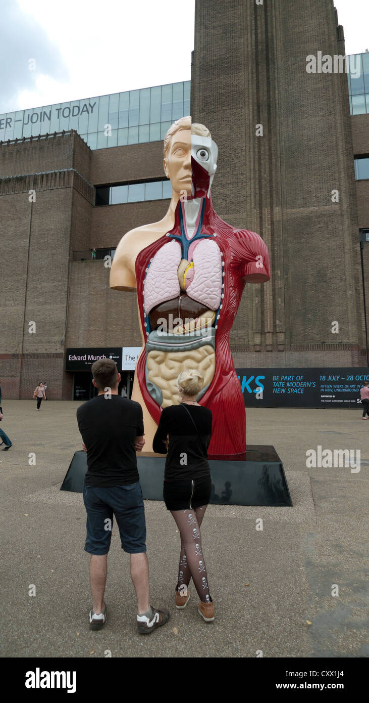 Damien Hirst 'Hymne' de l'oeuvre à l'extérieur de la Tate Modern Art Gallery de l'été 2012 Londres Bankside England UK KATHY DEWITT DE WITT Banque D'Images