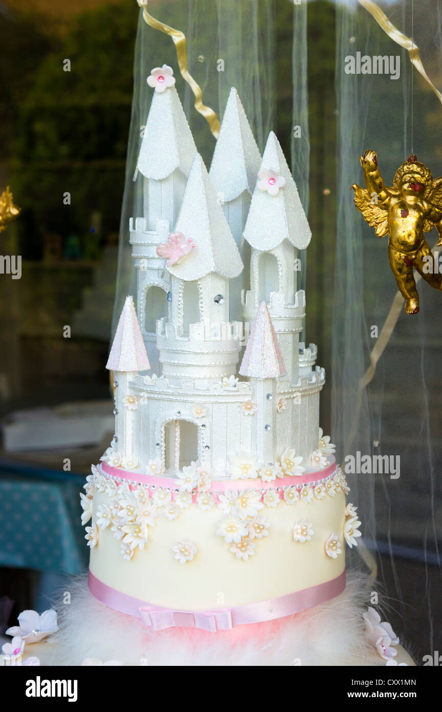 Gâteau de mariage dans une fenêtre de boulangerie, UK Banque D'Images