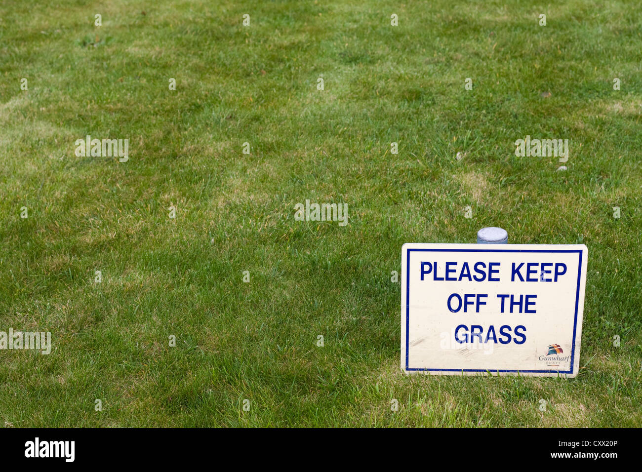 Inscrivez-vous avise les personnes à ne pas marcher sur l'herbe, England, UK Banque D'Images
