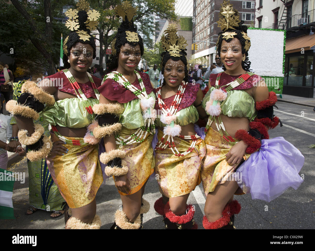 Groupe de danse culturelle en tenues issues de l'Etat d'Akwa Ibom du Nigéria effectuer dans le défilé du jour de l'indépendance nigériane, NYC Banque D'Images