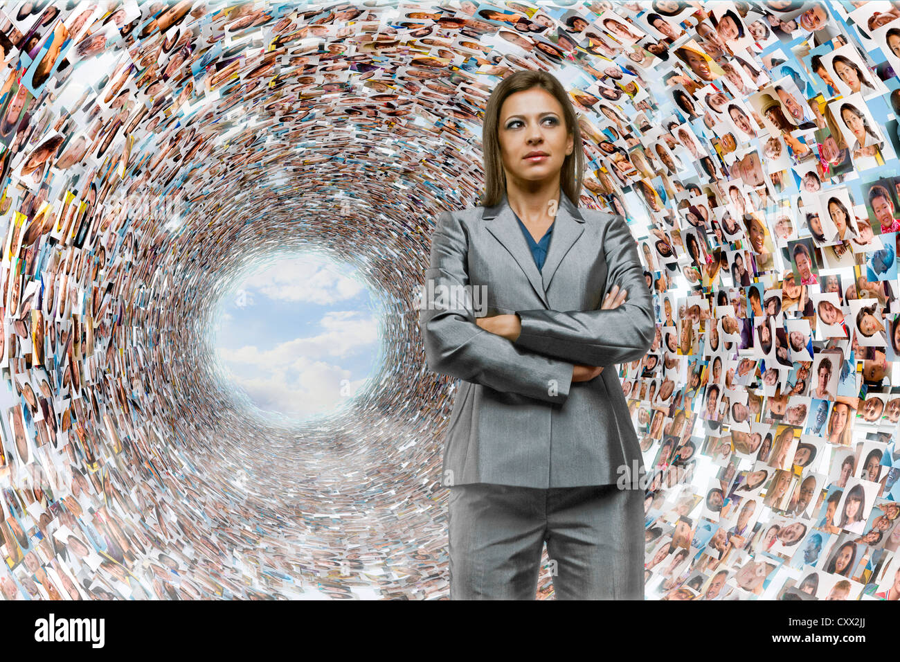 Hispanic businesswoman entourée d'images de gens d'affaires Banque D'Images