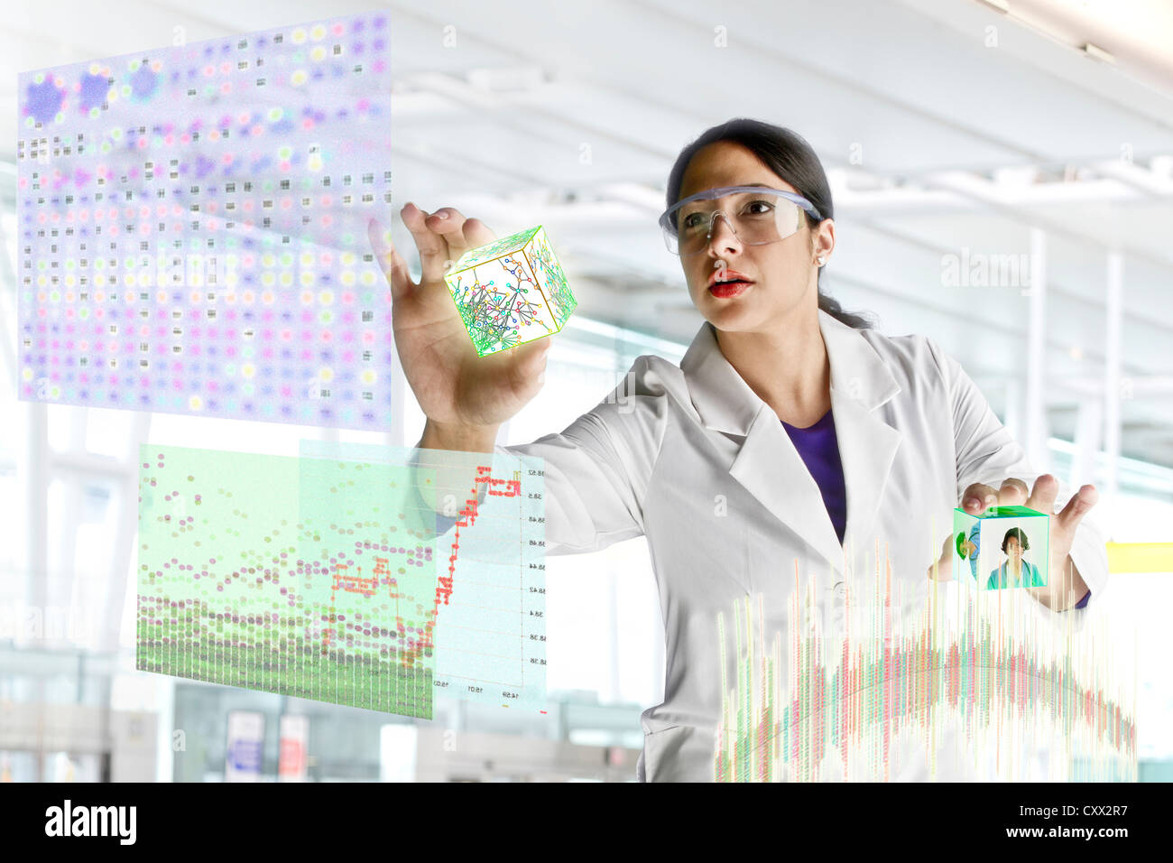 Mixed Race scientist travaillant avec les images scientifiques Banque D'Images